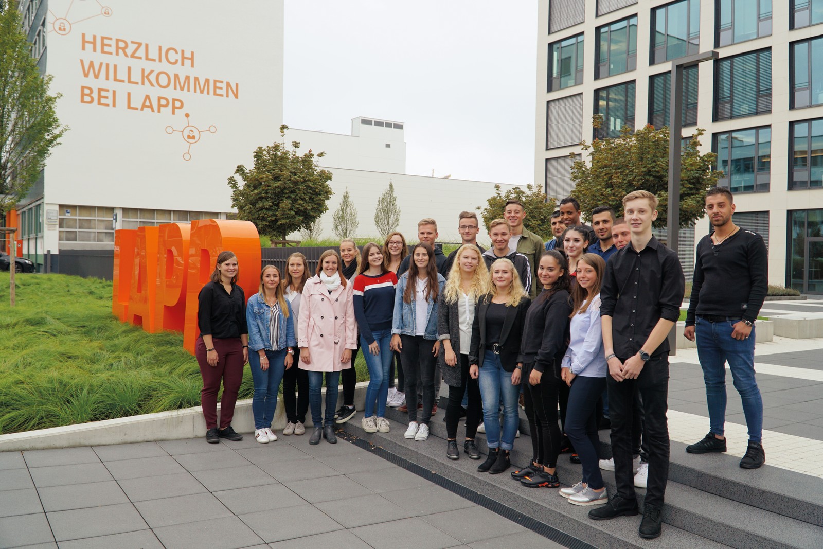 Diese 23 jungen Frauen und Männer starteten am 3. September ihre Ausbildung bei Lapp in Stuttgart. 