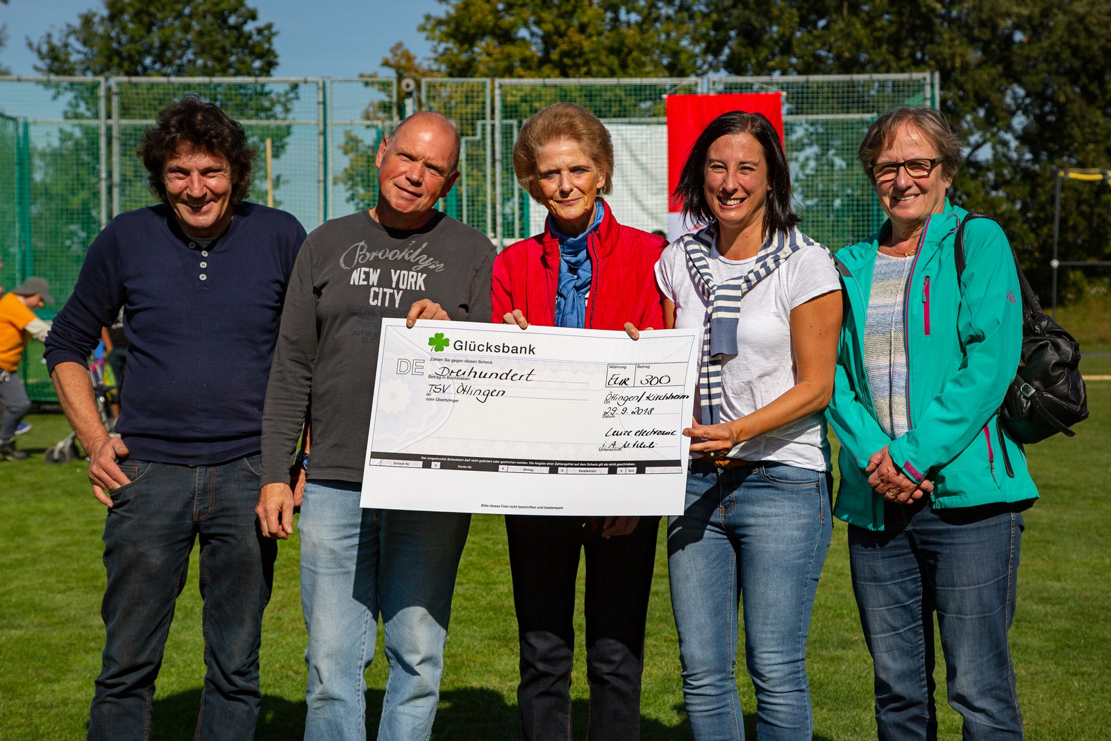 Leuze electronic übergibt eine Spende von 300 EUR an die Veranstalter des Sportfests. 