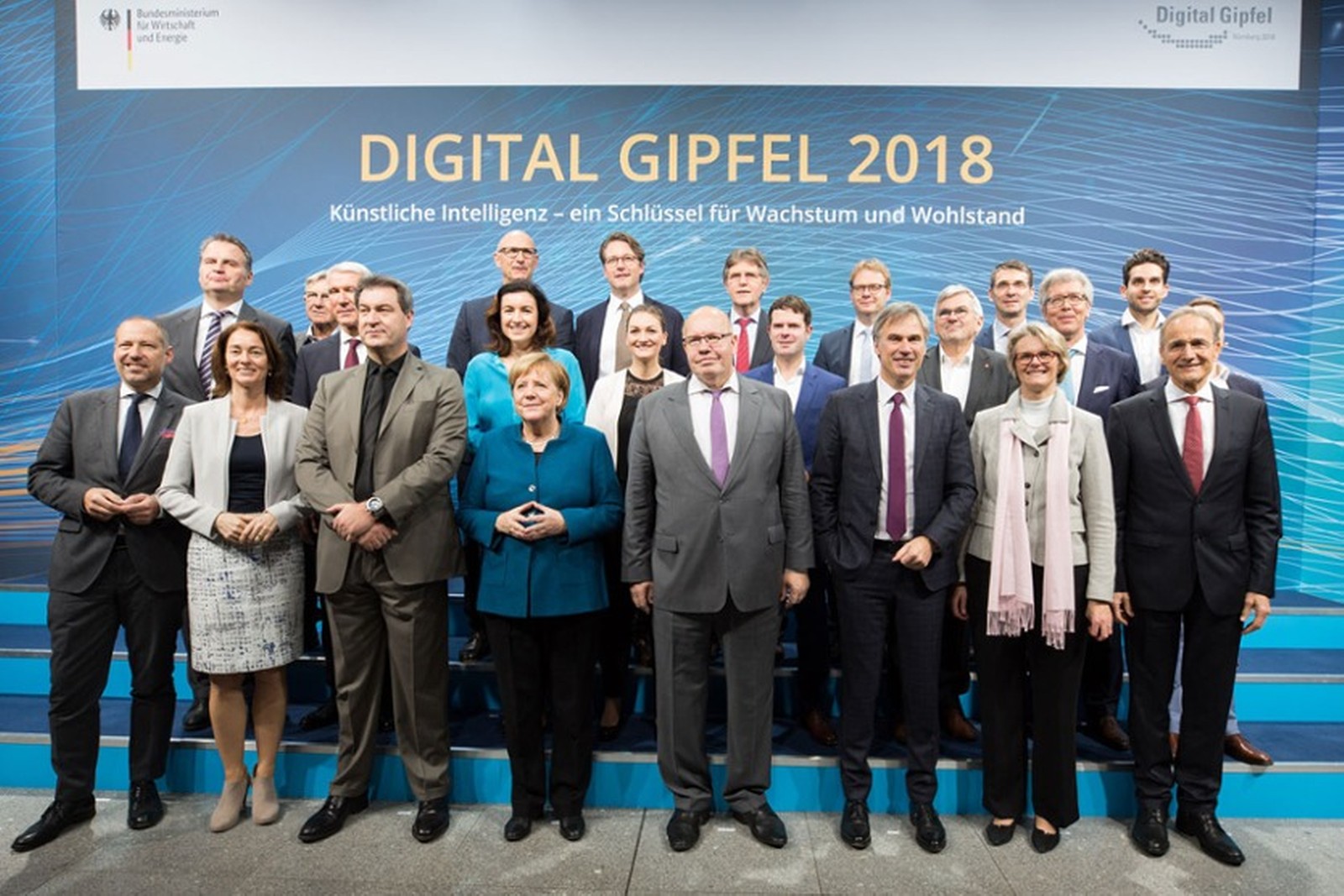 Regierungsmitlgieder und die Leiter der Plattformen beim Digital Gipfel in Nürnberg 2018.