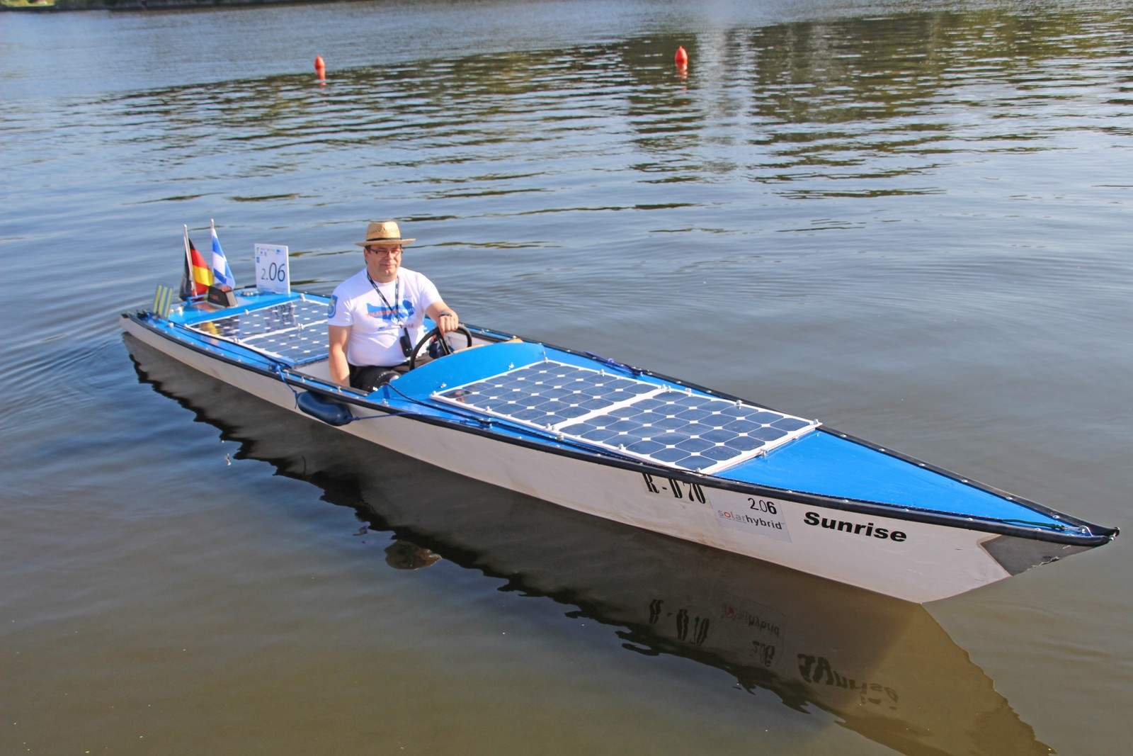 Das Boot ‚Sunrise‘ vom Solarboot-Team Kehlheim, wiegt 400 kg und besitzt einen 4-kW-Motor. Es kommt auf eine Spitzengeschwindigkeit von 26 km/ h. Die Konstruktion von Dr. Segger hat viele 1. Plätze auf diversen Solarboot-Regatten gewonnen.