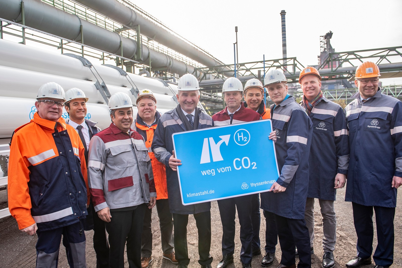 Zum Start der Versuchsreihe für den Einsatz von Wasserstoff in Hochöfen kamen namenhafte Vertreter von Unternehmen und Bundesland NRW.