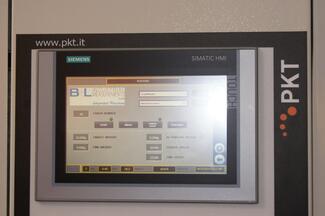 PKT hat die Bedienung der Wägesteuerung Minipond 3F direkt in das Maschinenterminal integriert.