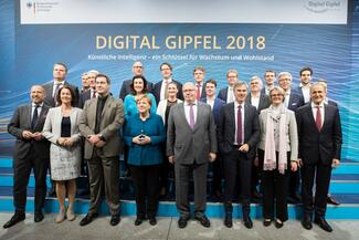 Regierungsmitlgieder und die Leiter der Plattformen beim Digital Gipfel in Nürnberg 2018.