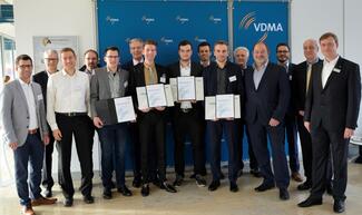 Preisträger des Nachwuchspreises für Digitalisierung für Studenten: (1. Reihe von links nach rechts): Nikolai Killguss, Tobias Sohny, Marco Steck, Martin Degel