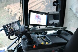 Das zentrale Bediengerät in der Syn Trac-Kabine ist die Multifunktionsarmlehne von elobau, mit der sich Fahrzeug und Anbaugeräte steuern lassen. Am Schienensystem finden ein Touchscreen, die Syn Trac-Visualisiereinheit sowie externe Steuergeräte Platz.