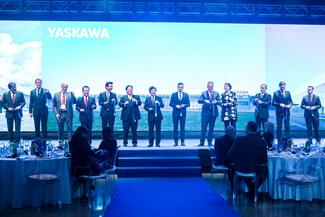 Im Rahmen einer feierlichen Eröffnungsveranstaltung durchschnitten am 8. April gleich 13 Vertreter aus Yaskawa-Management und Politik gemeinsam das Band und nahmen damit die erste europäische Roboterfabrik von Yaskawa offiziell in Betrieb. 