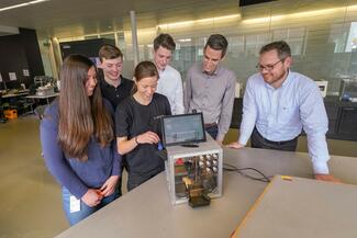 Studierende verschiedener Fachrichtungen der dualen Hochschule Baden-Württemberg entwickeln den Trumpf-Cube.