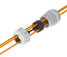 Neue maßgeschneiderte Kabelverschraubungen, zum Beispiel die neue Skintop Fiber, mit der sich bis zu zwölf Lichtwellenleiter gleichzeitig in ein Gehäuse einführen lassen, stellt Lapp zur SPS Connect vor.