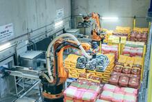Inzwischen liefert das Unternehmen Moulins Bourgeois wieder bis zu 170 Tonnen Mehl täglich an seine Kunden in aller Welt aus – dank Kuka-Roboter