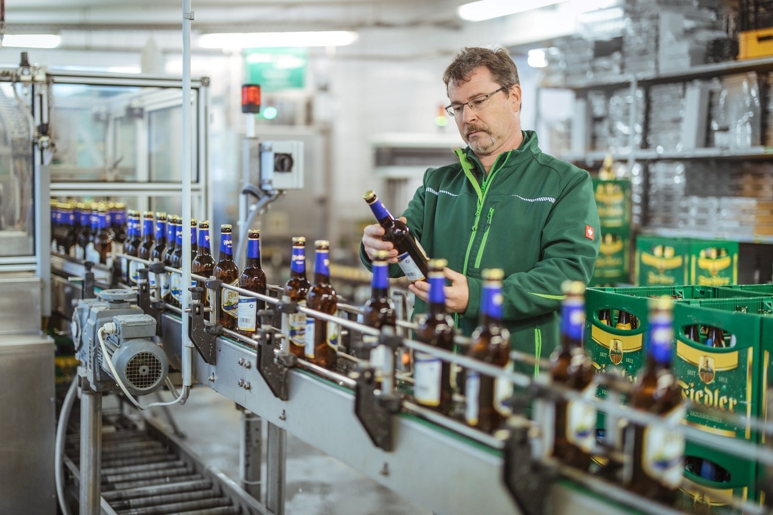  „Bier braucht Heimat“: Das Familienunternehmen Fiedler kann auf eine lange und mit dem Erzgebirge tief verwurzelte Tradition zurückschauen.  Heute beschäftigt die Brauerei 18 Angestellte und produziert 18.000 hl Bier.