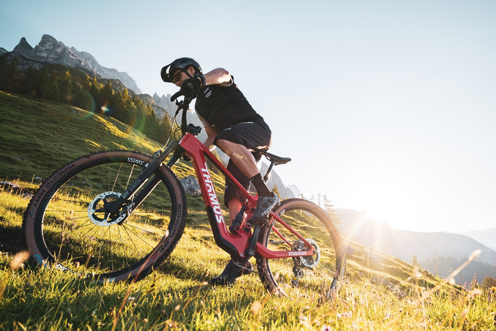 Der Schweizer Fahrradhersteller Thömus lanciert mit dem neuen Lightrider E Ultimate das welt- weit erste vollgefederte Cross-Country-E-Mountainbike unter 15 Kilogramm. 