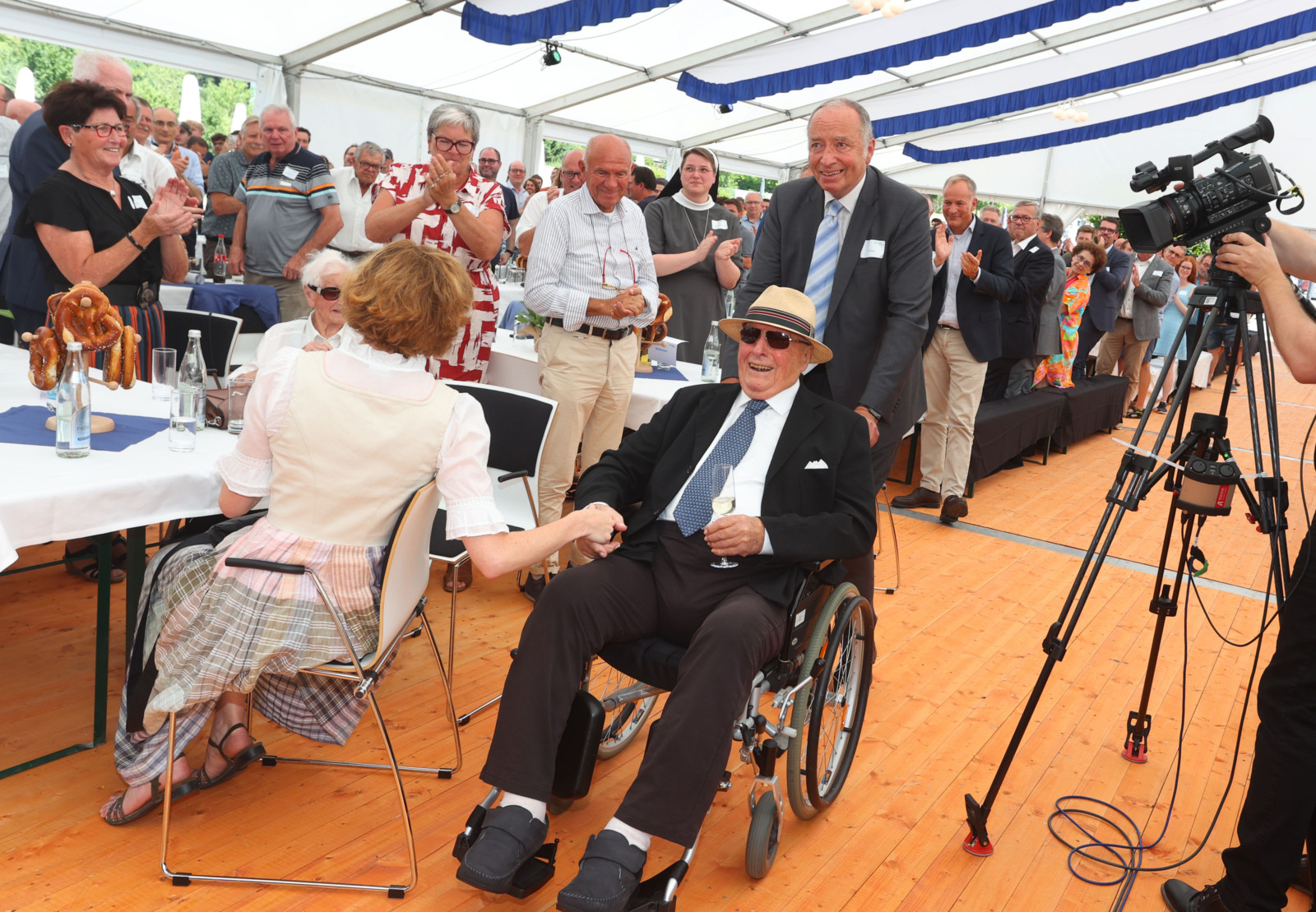 Trotz der beschwerlichen Hitze erschien der 96-jährige Senior Mayr beim Fest.