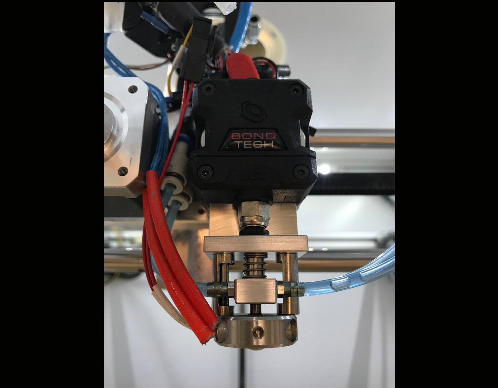 Auf der Formnext stellt das Fraunhofer IPA seinen Prototyp einer Verschlussdüse für 3D-Drucker vor.