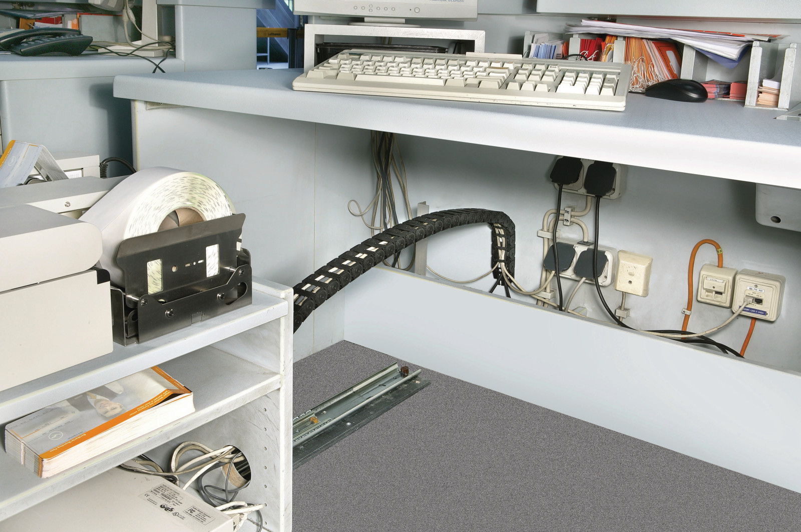 Die Easy Trax Energieketten führen die Kabel zu den Computern und Druckern, die jeweils in
einem Wagen untergebracht sind, der im Fußraum steht.