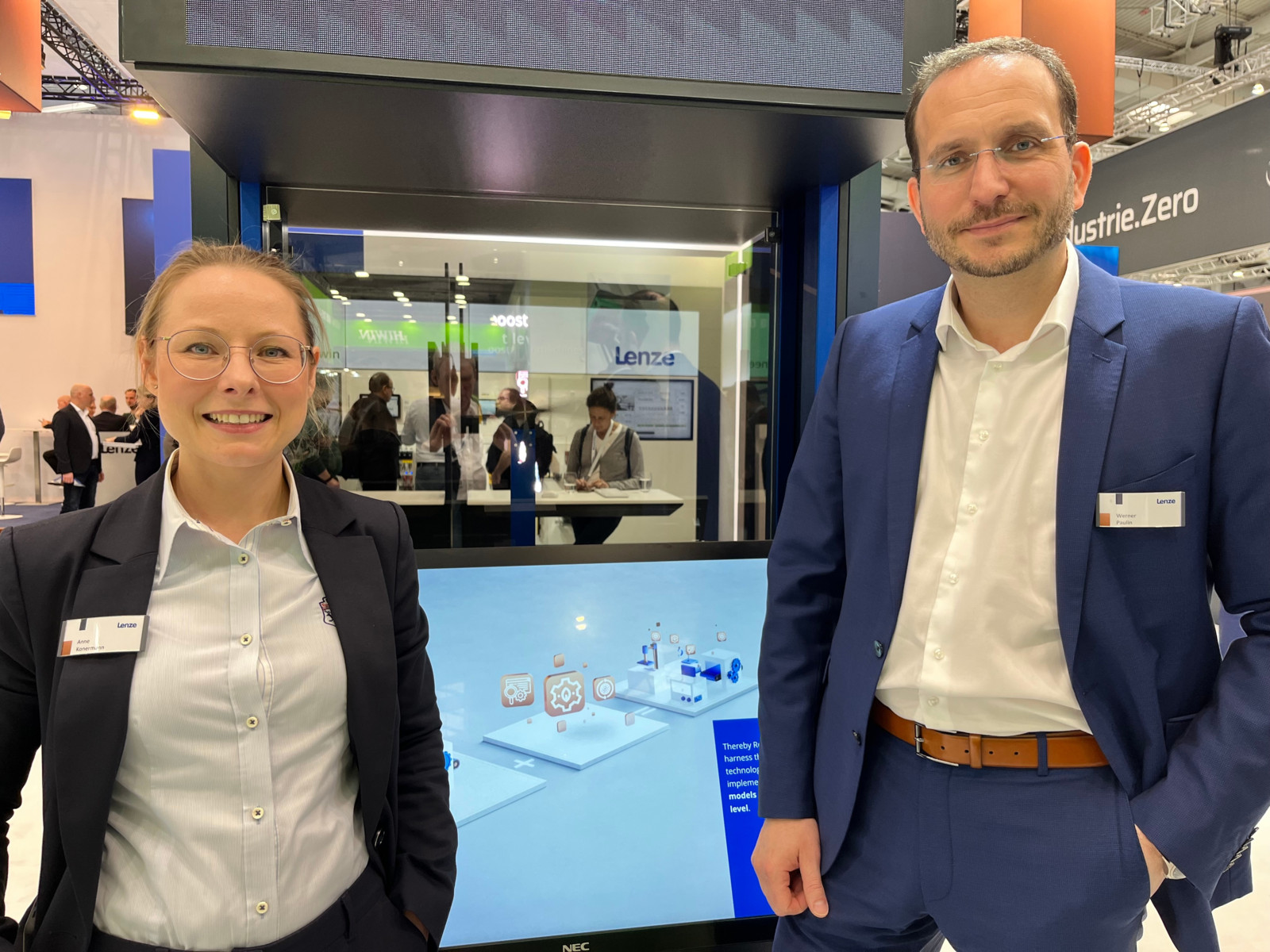 Anne Konermann und Werner Paulin erklären am Demonstrationsbildschirm die Funktionsweise von Lupano: der Open-Automation-Plattform, mit der Maschinen und Anlagen intelligent digitalisiert und optimiert werden können.