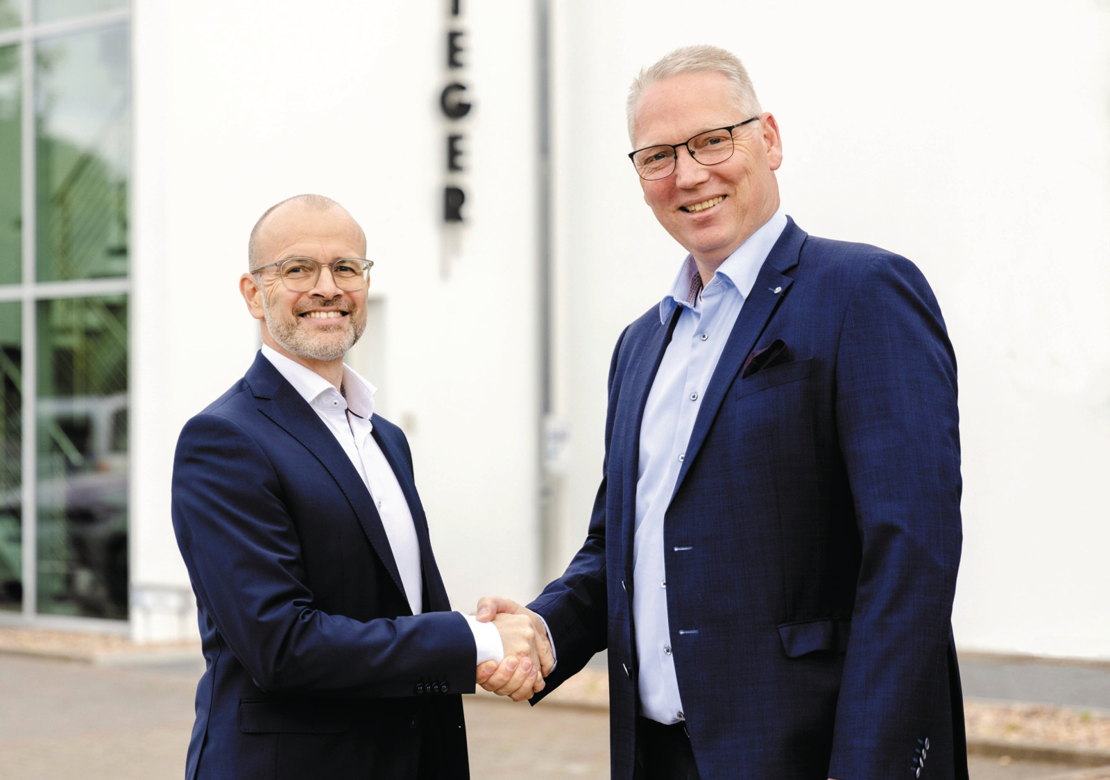 Björn Riechers (re.) übernahm zum 01.06.2023 die Geschäftsführung der RK Rose+Krieger GmbH von Dr. Gregor Langer.