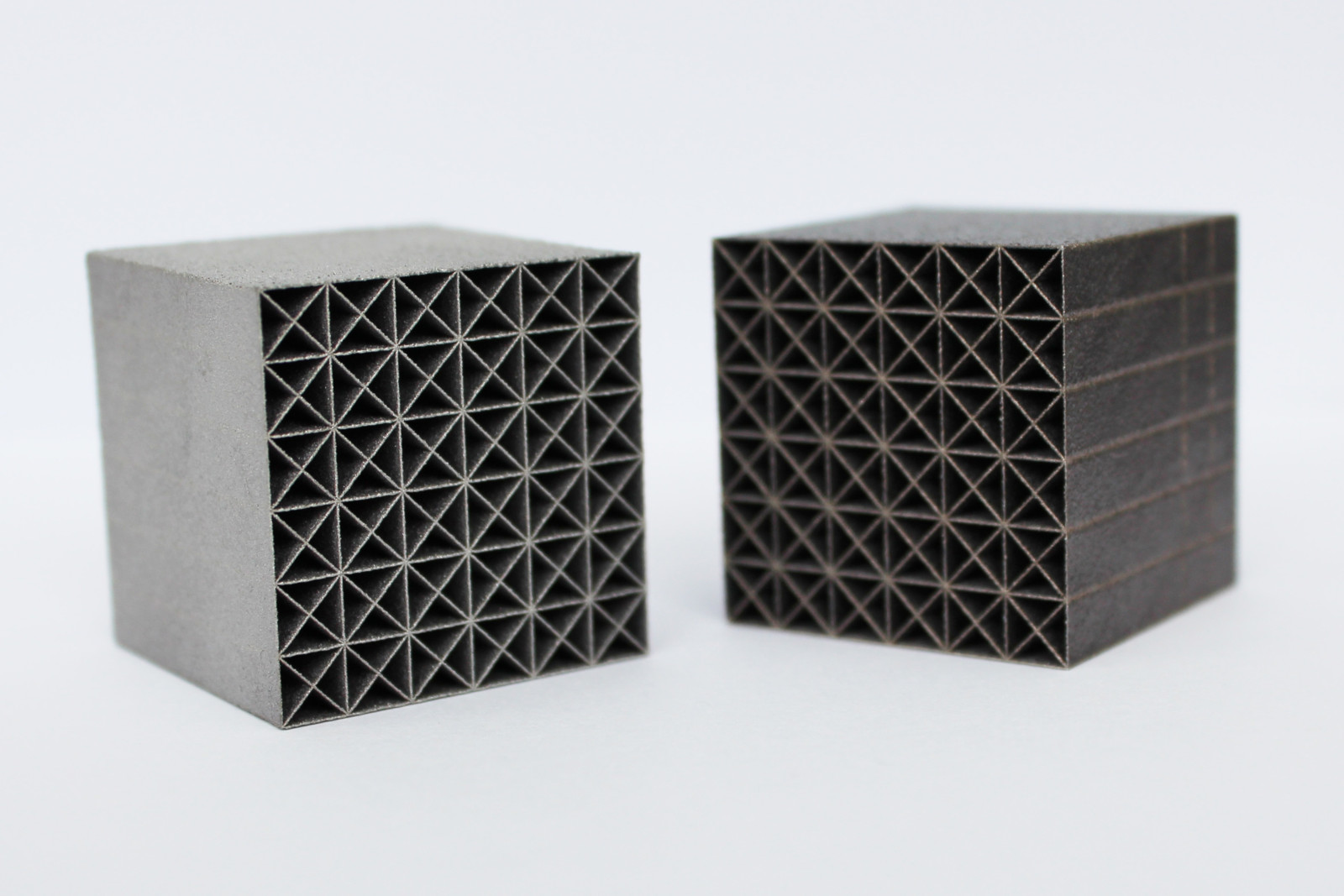 Mittels LPBF gefertigte dünnwandige Lattice-Plattenstruktur aus einer Aluminiumlegierung.