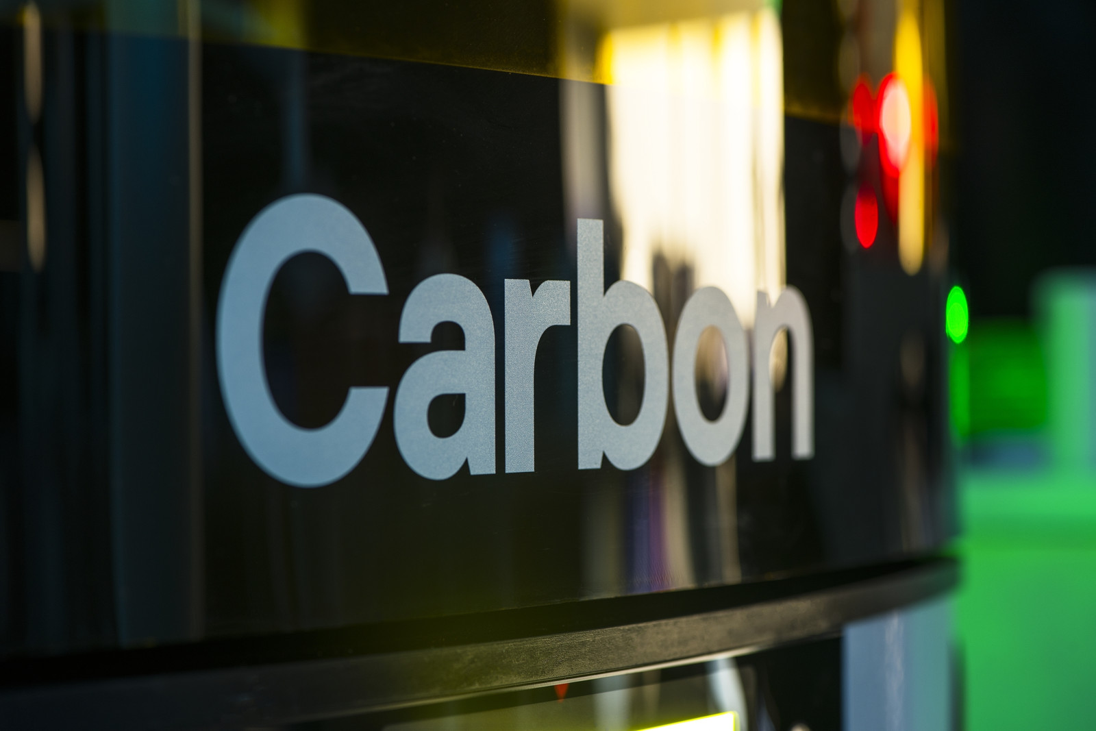 Das neue Hochtemperaturharz von Carbon erreicht Fähigkeiten von Hochleistungs-Thermoplasten und ist ideal für die Herstellung komplexer Bauteile für Anwendungen in der Automobil- und Industriebranche.