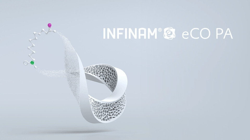 Infinam eCO PA12 ist das weltweit erste PA12-Pulvermaterial für den industriellen 3D-Druck, das in einem Massenausgleichsprozess fossile Rohstoffe zu 100 % durch biozirkuläre Rohstoffe aus Altspeiseöl  ersetzt. 