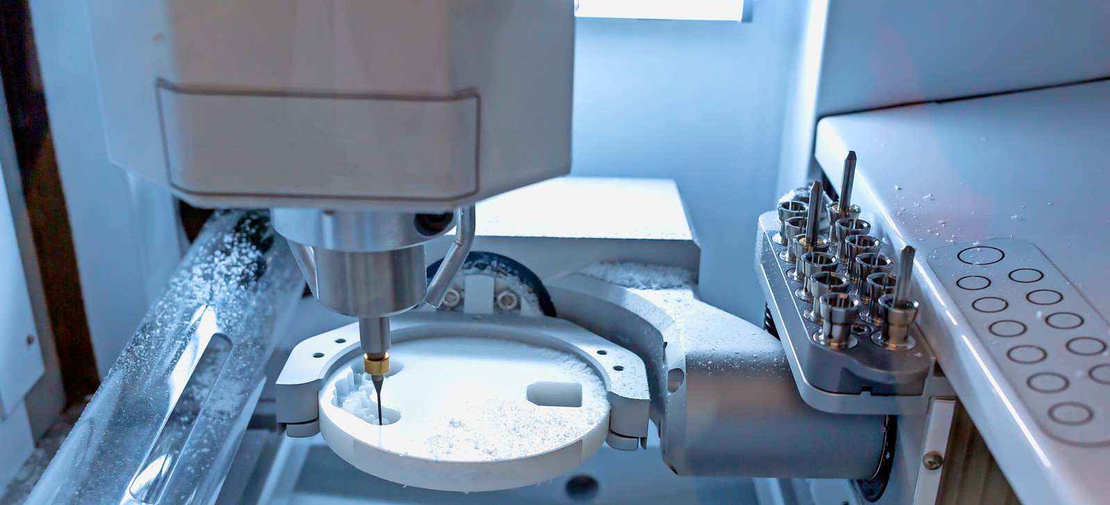 In der Medizintechnik sorgen ECY-Getriebe dank der hohen Steifigkeit für formgenaue Konturen und saubere Oberflächen.