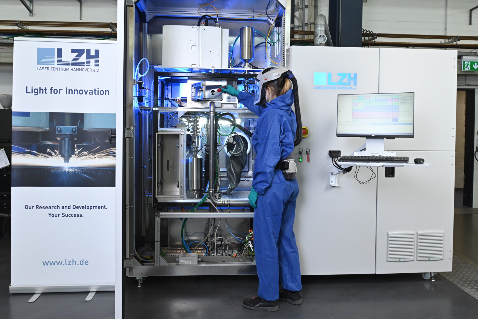 Im SFB 1368 untersucht das LZH an einer selbst entwickelten Anlage die Prozessierbarkeit von Metallpulvern beim selektiven Laserstrahlschmelzen in sauerstofffreier Atmosphäre.