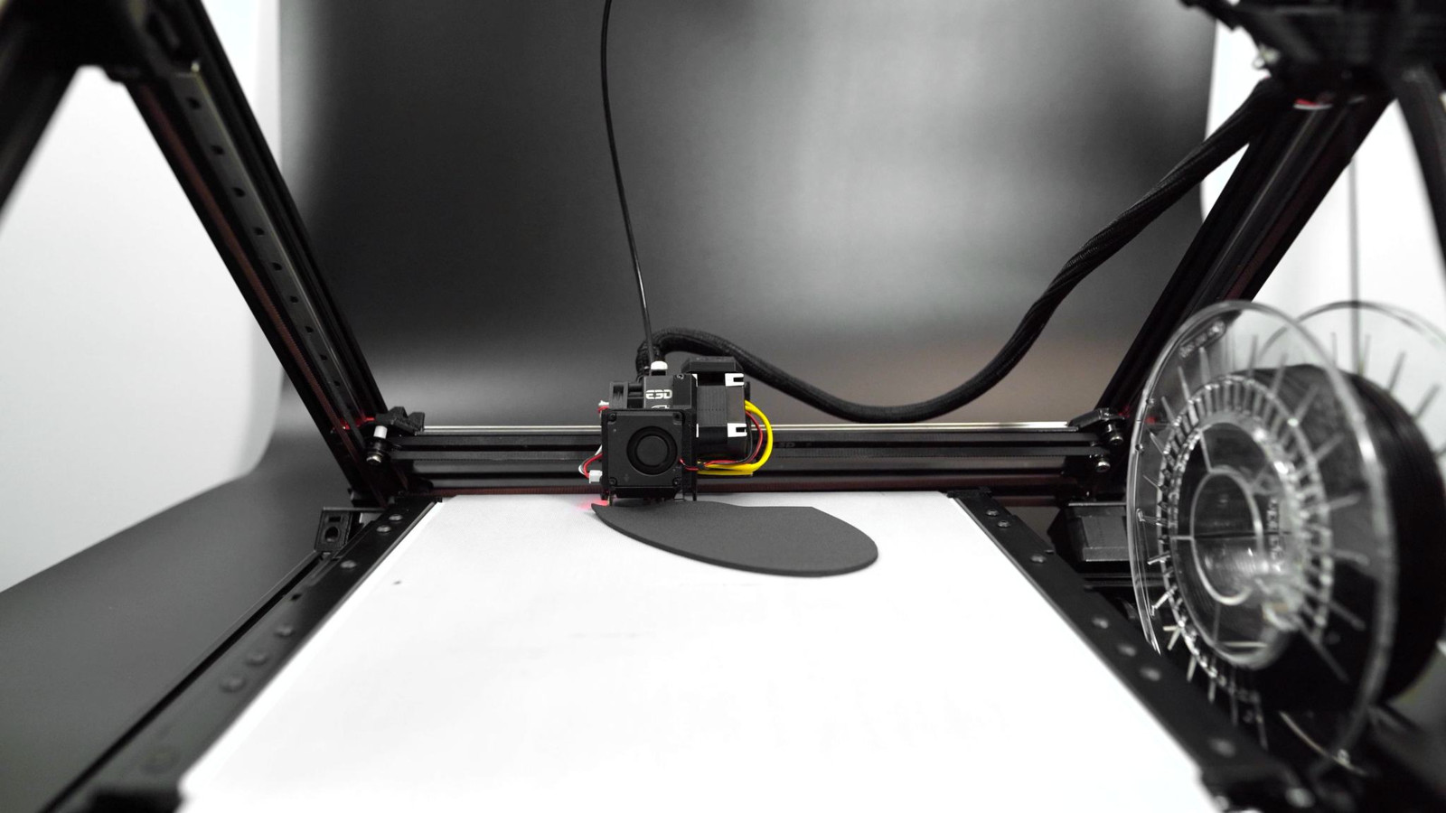 3D-Fließbanddrucker One Pro der Marke iFactory3D beim Druckvorgang für eine orthopädische Einlegesohle.