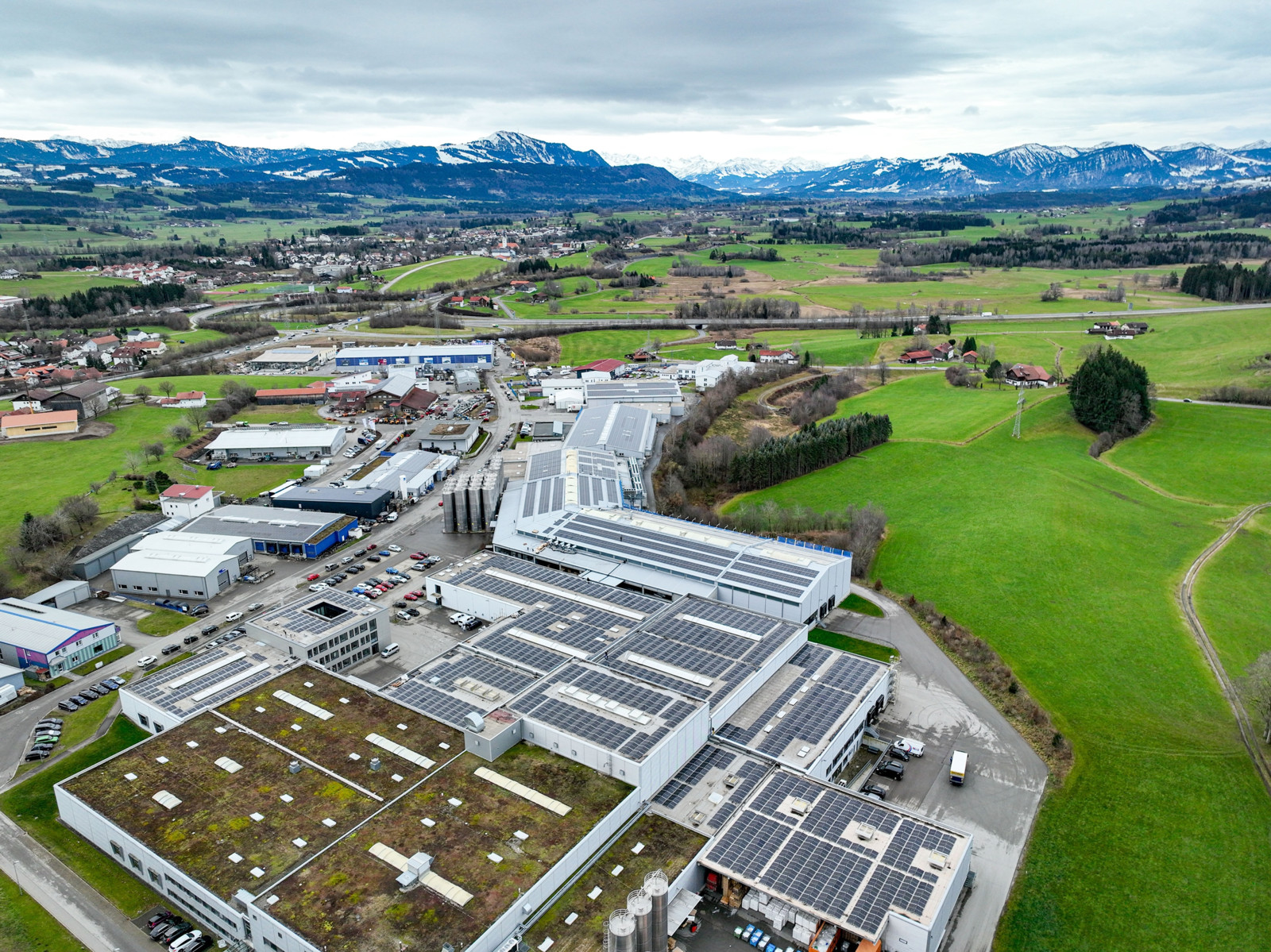 Eine der größten Aufdach-Solaranlagen Bayerns: Die Photovoltaik-Anlage auf dem Firmendach bei Allvac in Waltenhofen spart umgerechnet rund 2.500 Tonnen CO