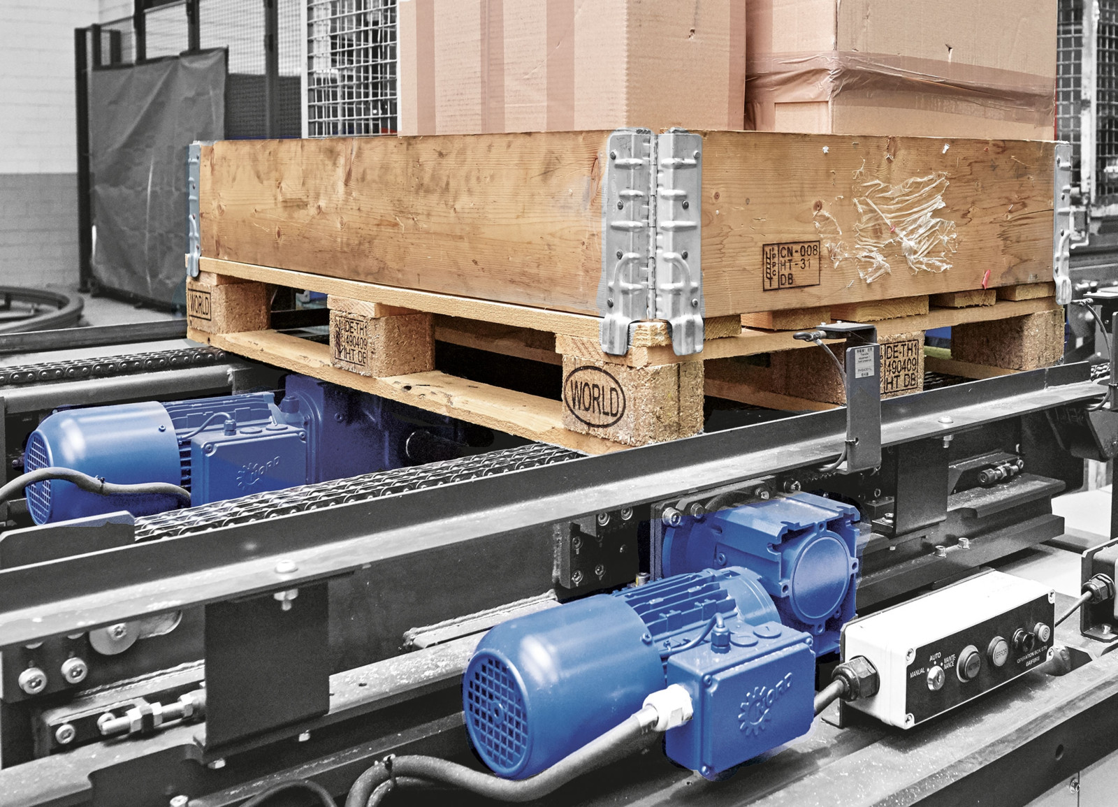 Paletten- und Behälterbeförderer werden von den Logi Drive-Antriebssystemen im Bereich Warehouse angetrieben.